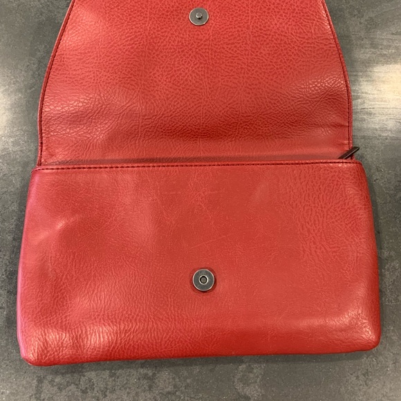 Red Vegan Matt and Nat clutch - Picture 7 of 9